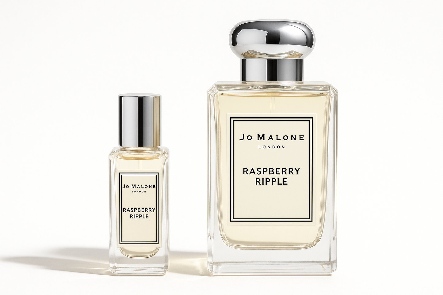 Flacone campione da 12 ml di Jo Malone Raspberry Ripple accanto alla bottiglia da 100 ml di Jo Malone Raspberry Ripple