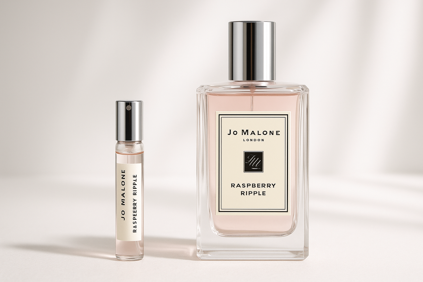 Campione di profumo Jo Malone Raspberry Ripple da 2 ml accanto alla bottiglia di profumo Jo Malone Raspberry Ripple da 100 ml