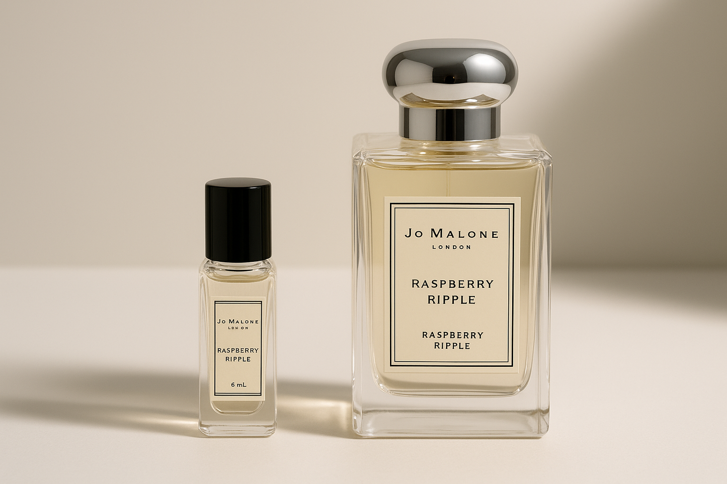 Campione di profumo Jo Malone Raspberry Ripple da 6 ml accanto alla bottiglia da 100 ml di Jo Malone Raspberry Ripple