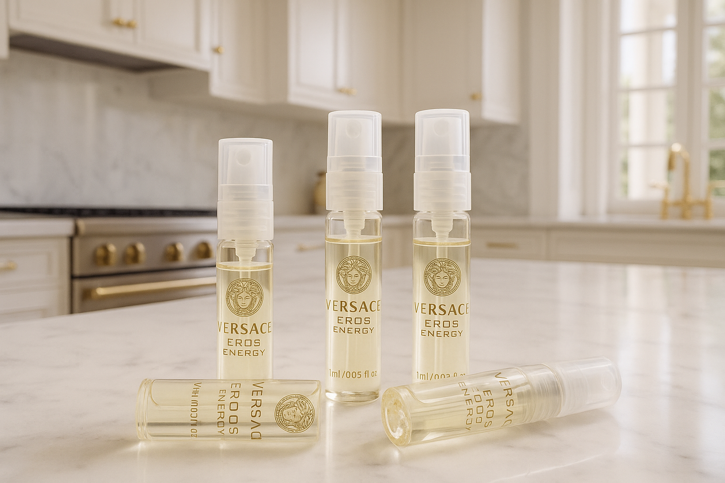 Campioni di profumo Versace Eros Energy in una cucina super lussuosa in stile italiano bianco