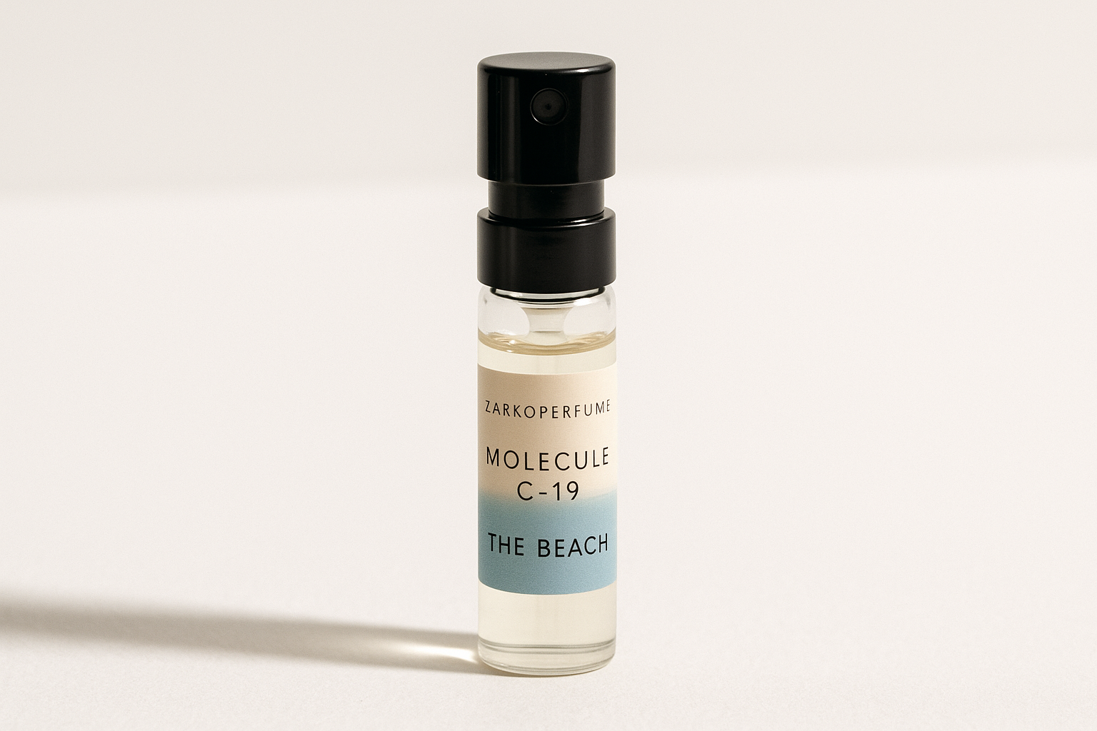 Zarkoperfume Molecule C-19 The Beach 2ml 0,068 fl. oz. campione ufficiale di profumo Zarkoperfume Molecule C-19 The Beach 2ml 0,068 fl. oz. campione ufficiale di profumo