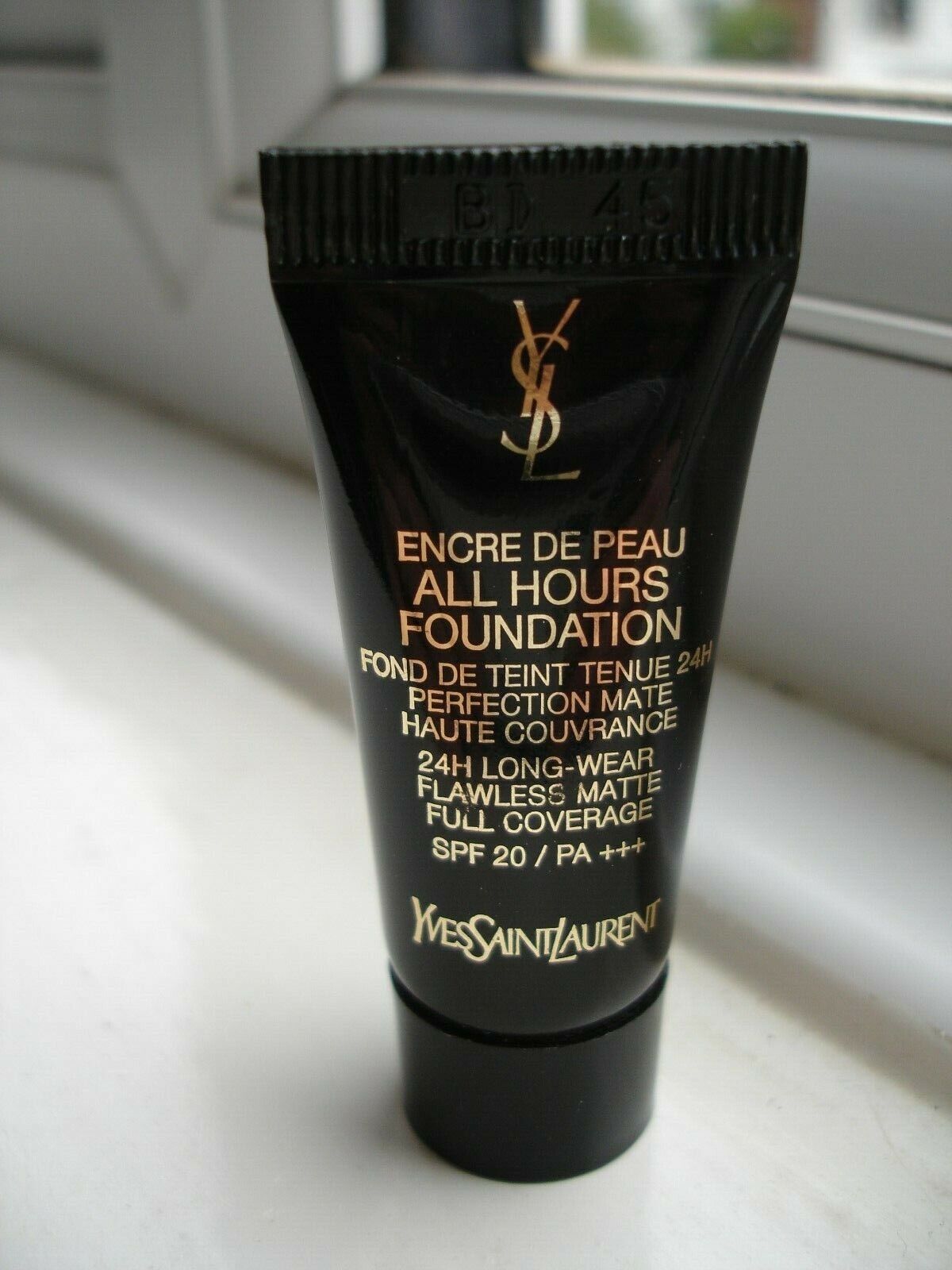 Yves Saint Laurent All Hours Foundation 5 ml 0,16 fl. oz. ufficiali skincare campione Shade B 90 Ebony